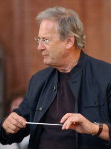 John Eliot Gardiner con in mano una bacchetta