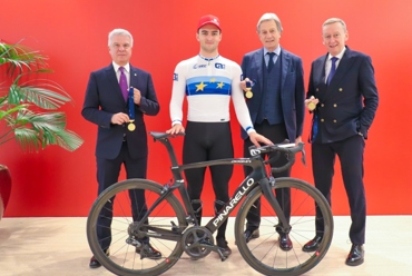 Sparkasse celebra i successi del ciclista Matteo Bianchi e gli augura buona fortuna per le sfide del 2024