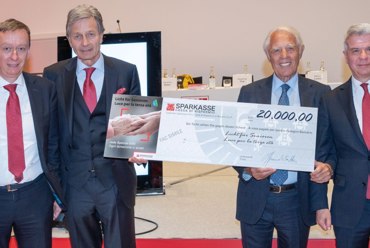 20.000 euro donati - un importante aiuto alle persone anziane bisognose