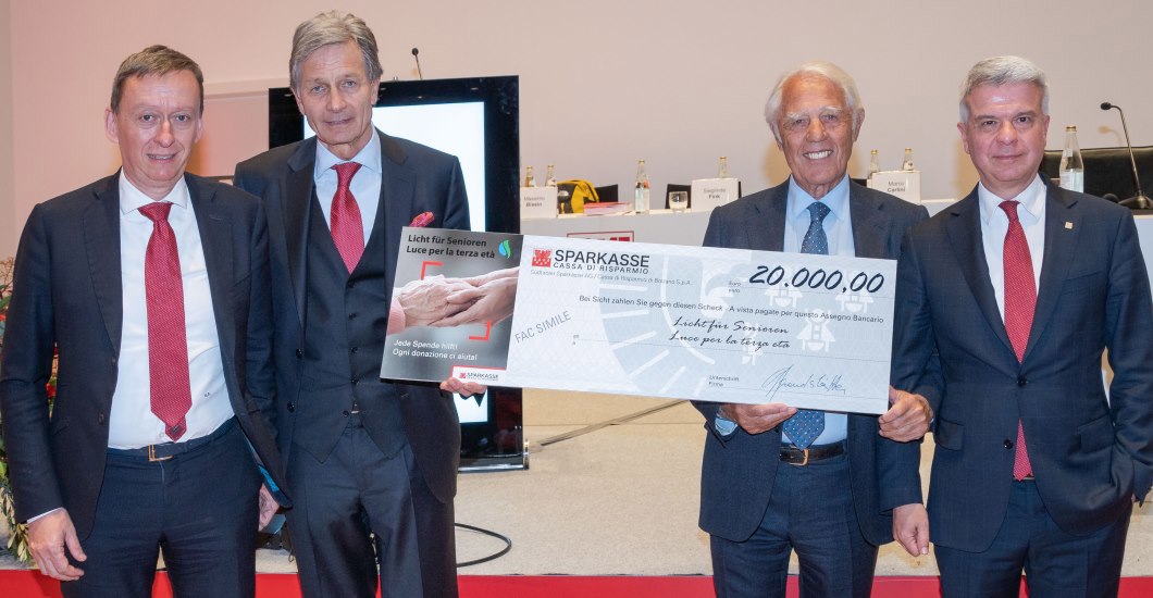 20.000 euro donati - un importante aiuto alle persone anziane bisognose