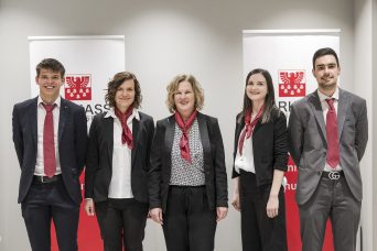 Il team della filiale con al centro la Direttrice Karin Demetz