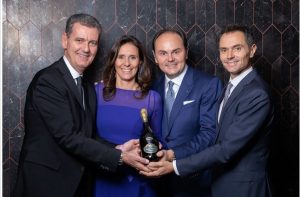 Marcello,Matteo,Camilla e Alessandro lunelli con in mano una bottiglia di vino