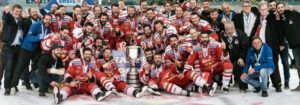 Squadra di hockey con i dirigenti che festeggia la vittoria con una coppa