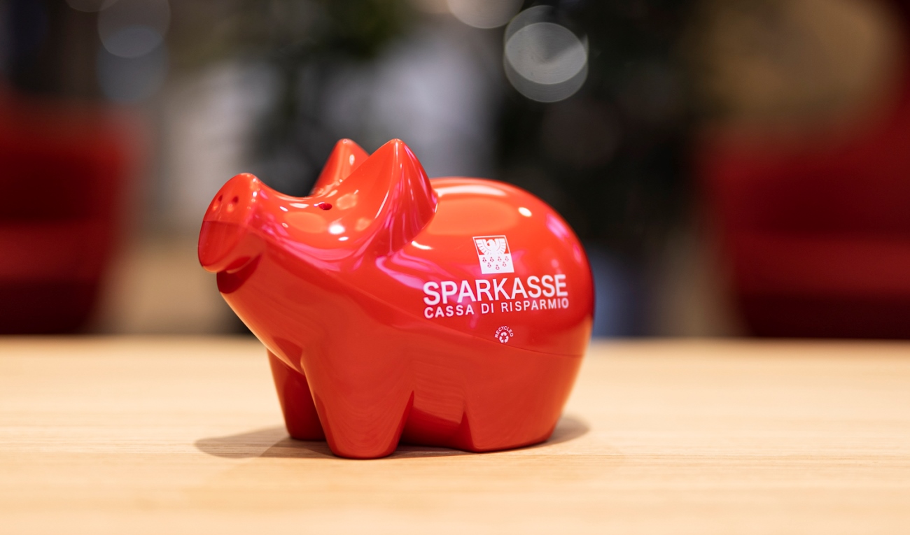 Rote Sparbüchse in Form eines Schweins von der Sparkasse