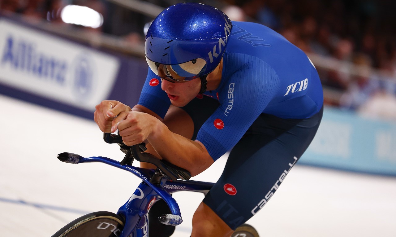 Matteo Bianchi in tuta blu da corsa in sella alla sua bici