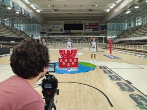 Fotografo che fa una foto a 3 giocatori con davanti il logo Sparkasse