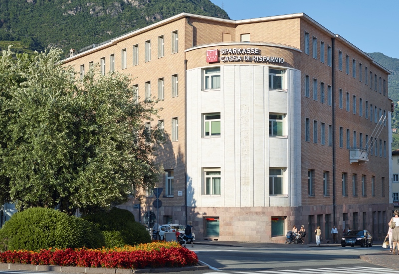 L’Assemblea dei Soci approva il bilancio con un utile netto consolidato di 30,3 milioni e di 29 milioni a livello banca, e...