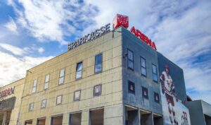 Edificio grigio con delle finistre di nome Sparkasse Arena