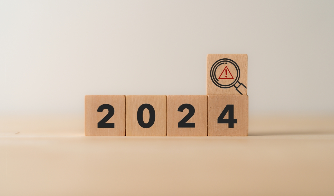 Cubi di legno posti uno dopo l'altro con incisi dei numeri che formano 2024