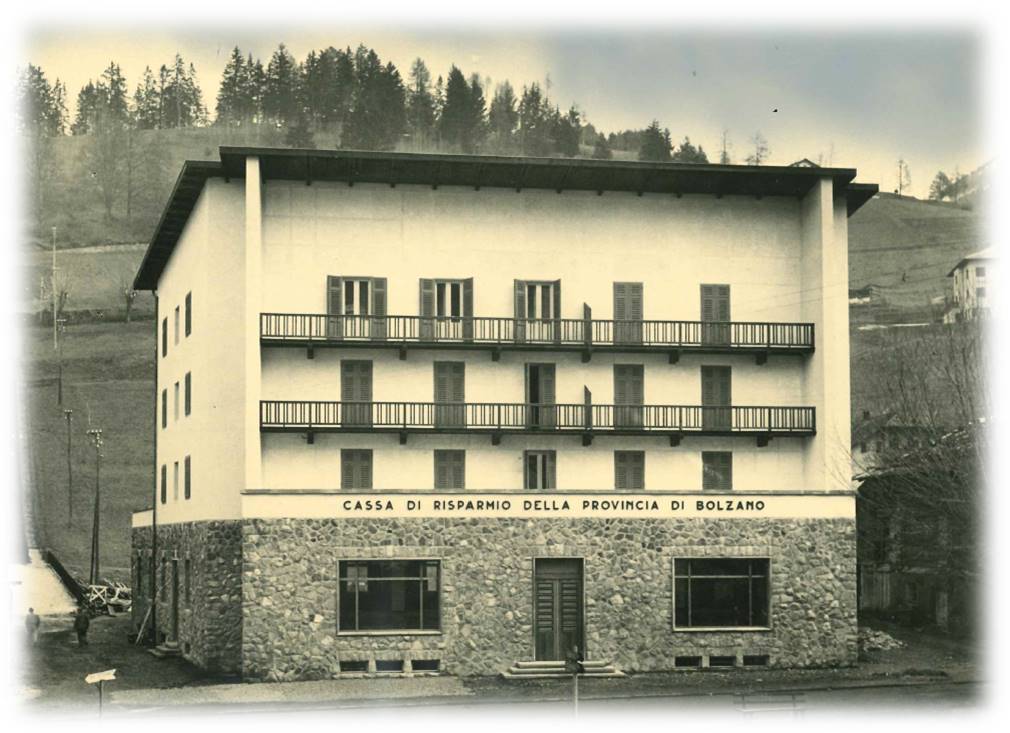 foto storica della sede della Cassa di Risparmio a Ortisei.
