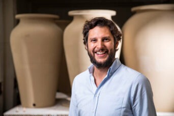 Francesco Tava con nello sfondo manufatti in Ceramica