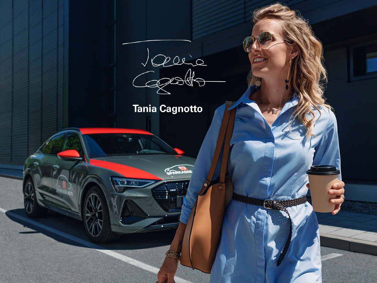 Tania Cagnotto con nello sfondo un audi di Sparkasse Auto e in centro la sua firma