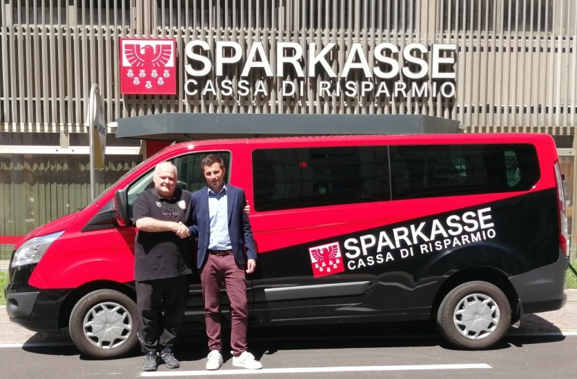 Nuovo pullmino per il settore giovanile di Pallacanestro Bolzano
