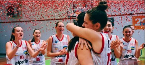 2 giocatrici che si abbracciano e nello sfondo le altre compagne che applaudono