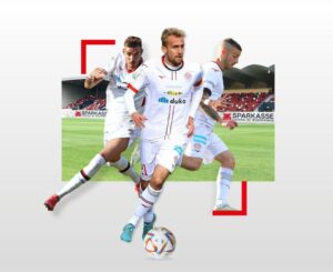 Fabian Tait e altri 2 suoi compagni di squadra e in sfondo lo stadio Druso