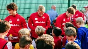 Giocatori dell'FC Sudtirol che fanno autografi ai bambini