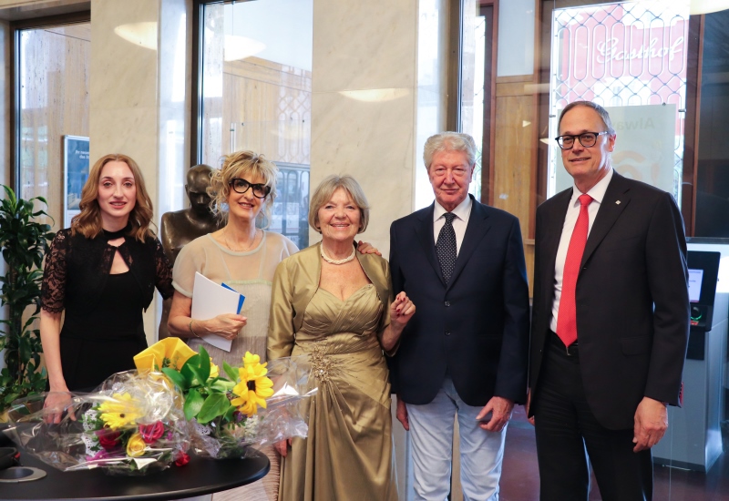 Il ciclo della vita: Acquerelli e sculture di Sieglinde Tatz Borgogno presso la filiale di Piazza Walther