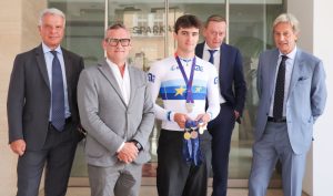 Al centro Matteo Bianchi e  ai suoi fianchi dirigenti di Sparkasse
