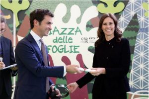 Un uomo consegna il premio a Camilla Lunelli come Maestra della Responsabilità