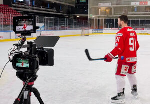 ein Eishockeyspieler, der von einer Videokamera gefilmt wird