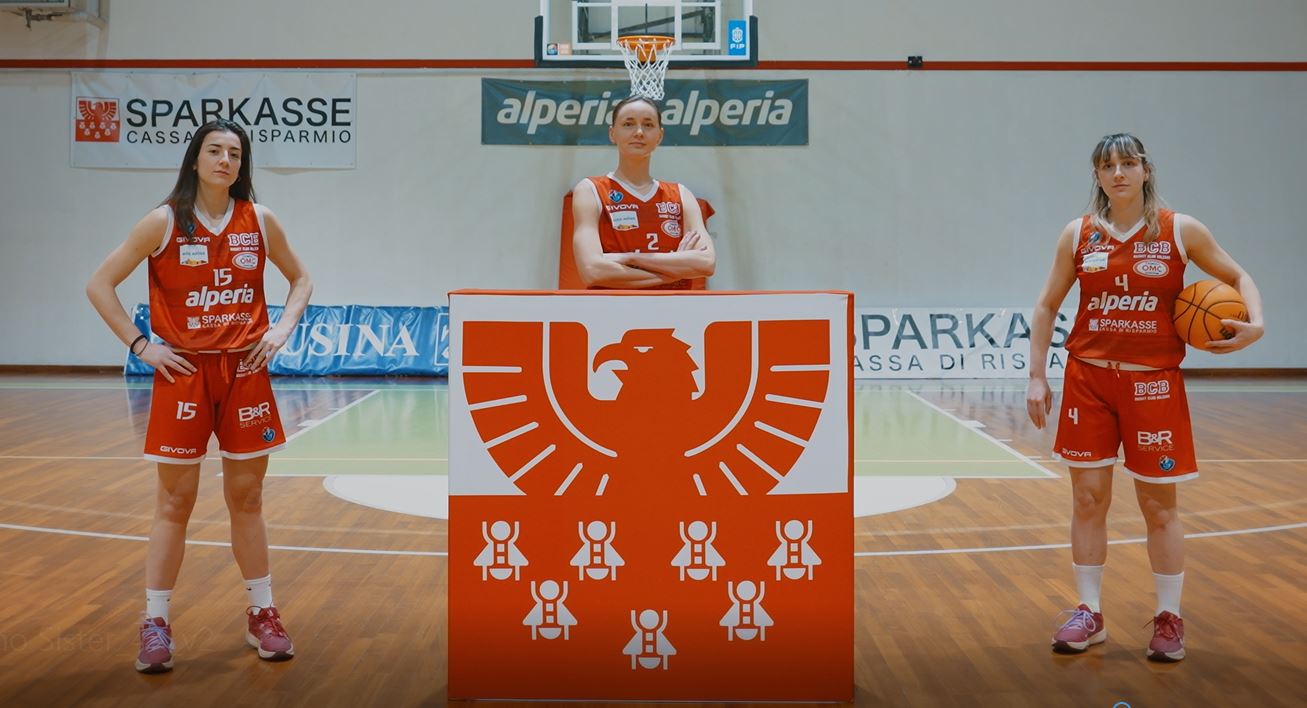 A destra Elena Vella, la capitana Aneta Kotnis e Licia Schwienbacher con davanti il logo Sparkasse