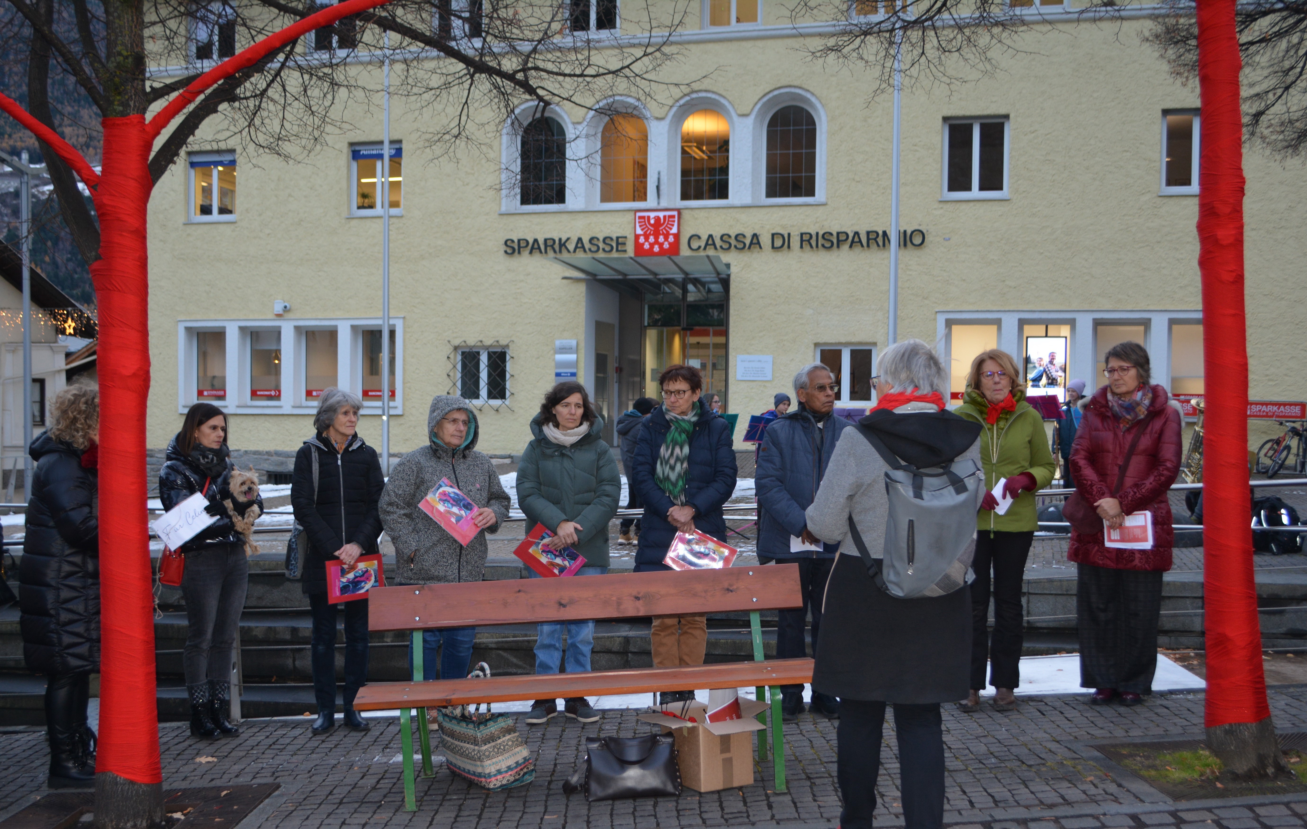 Gli alberi Sparkasse rossi per lanciare un segnale contro la violenza sulle donne