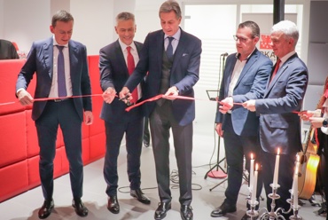 La Cassa di Risparmio a Laives festeggia i suoi 80 anni in una filiale completamente rinnovata – la banca punta su consule...