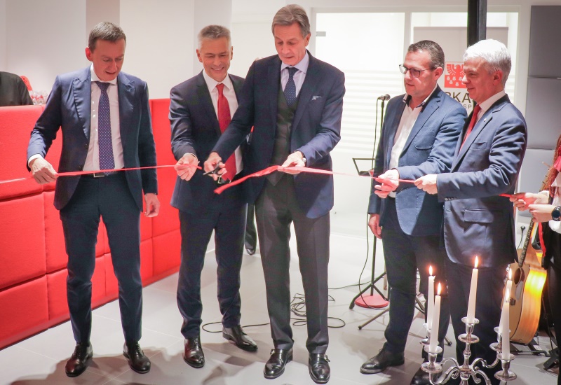 La Cassa di Risparmio a Laives festeggia i suoi 80 anni in una filiale completamente rinnovata – la banca punta su consule...