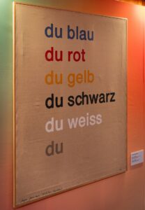 Quadro con i colori blu,rosso,giallo,nero e bianco scritti in tedesco e dipinti con i rispettivi colori