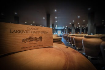 Cartello in legno di un'azienda di vini posto su un anfora