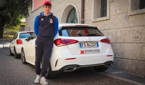 Matteo Bianchi con al suo fianco una macchina Mercedes-Benz bianca