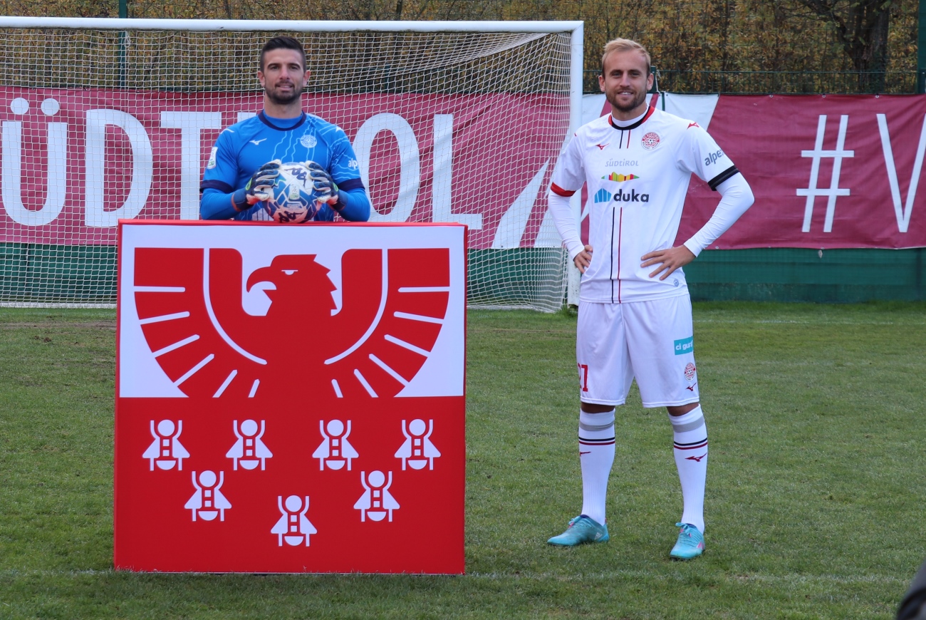 Giacomo Poluzzi e Fabian Tait con il logo di Sparkasse