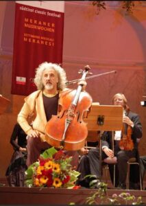 Mischa Maisky con in mano un contrabasso