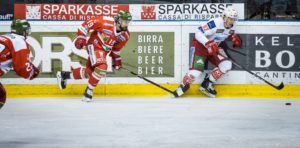 2 Spieler aus 2 verschiedenen Teams, die Eishockey spielen