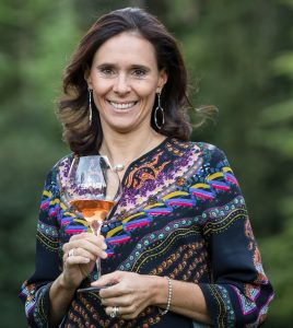 Camilla Lunelli con in mano un calice di vino