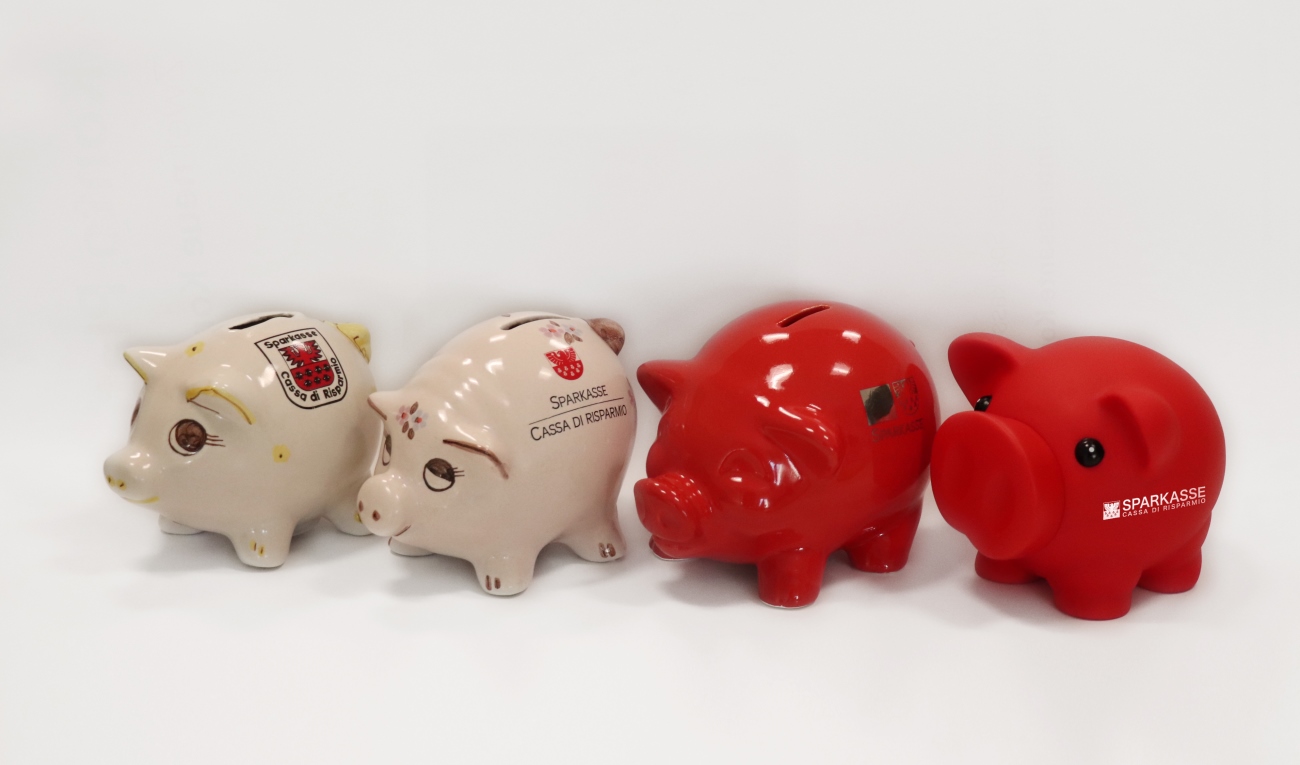 Vier Sparbüchsen, zwei rosa und zwei rote in Form eines Schweins