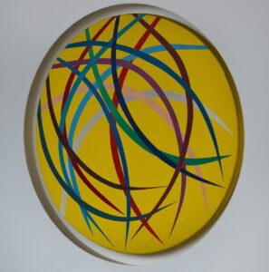 Un cerchio giallo con al suo interno tratti di vari colori