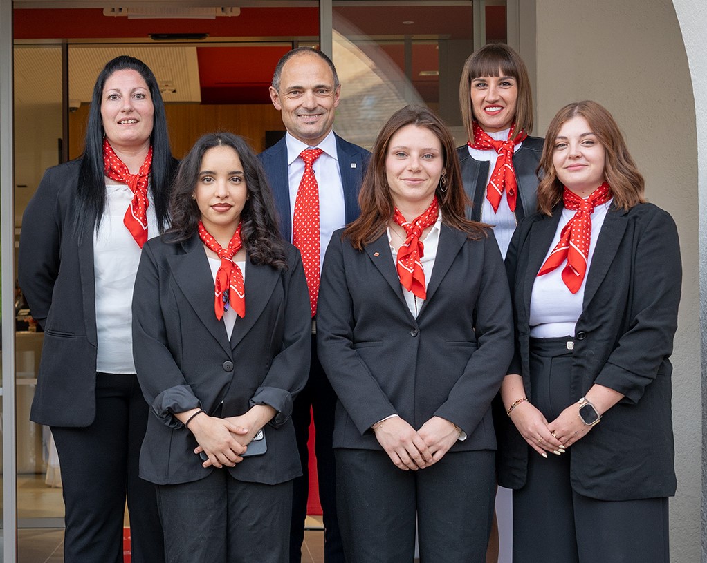 Il team della filiale con al centro la Direttrice Karin Demetz