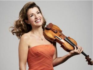 Anne Sophie Mutter con in mano un violino