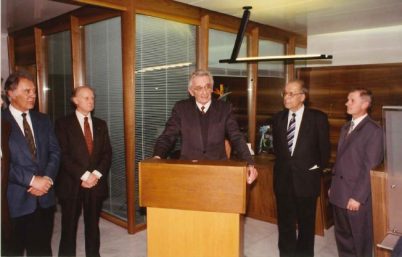momento dell’inaugurazione con i vertici della banca e, al centro, il Sindaco di allora, Franz Lösch.