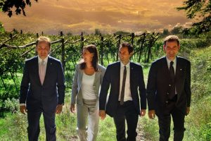 Marcello,Matteo,Camilla e Alessandro lunelli che camminano in un vigneto