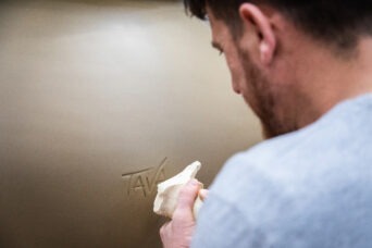 Incisione del cognome "Tava" sulla ceramica