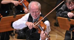Gidon Kremer con in mano un violino
