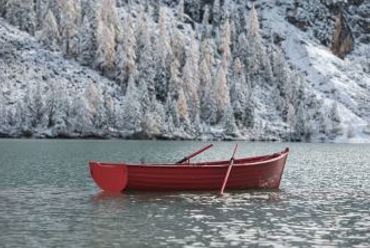 La barca rossa presso la Cassa di Risparmio in piazza Walther a Bolzano