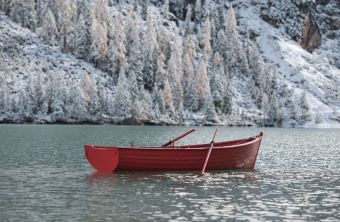 La barca rossa presso la Cassa di Risparmio in piazza Walther a Bolzano