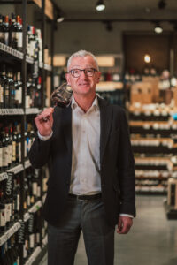 Günther Maier con un calice di vino rosso in mano