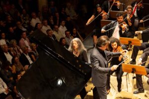 Marta Argerich che suona il pianoforte e Richardo Castro che dirige l'orchestra
