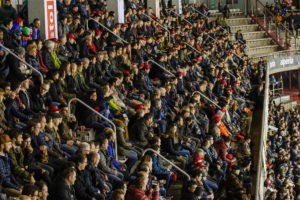 Tribuna del palazzeto con delle persone sedute