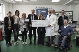 La consegna della donazione e della targa