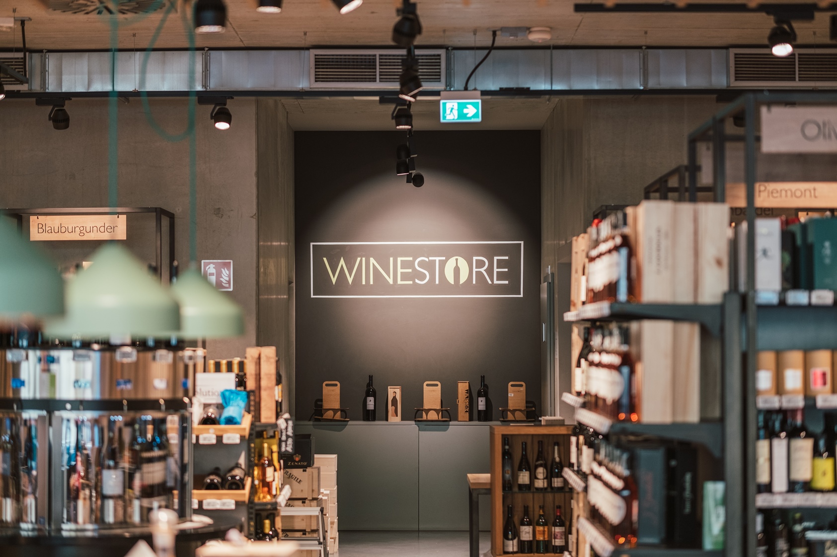 Logo enoteca Winestore con attorno una selezione di vini